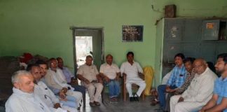 अनाजमंडी एसोसिएशन जठलाना में नवनियुक्त मंडी प्रधान आदित्य शर्मा को मंडी के आढतियों ने फुल मालाएं पहनाकर कियासम्मानित
