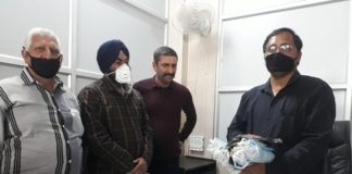 जन सेवाओं में जुटे कर्मियों को हैल्पिंग हैंडस ग्रुप ने बांटे 1500 मास्क Help_Covid19
