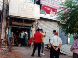 नियम तोड़ने वाले दुकानदारों पर गिरी गाज, निगम ने काटे तीन चालान, कई साल पुराना अतिक्रमण हटवाया yamunanagar hulchul challan by anil nan यमुनानगर हलचल (1)