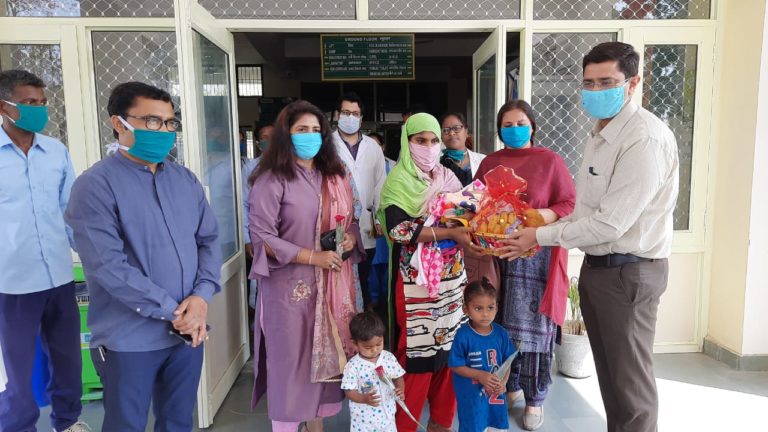 लॉक डाउन में बच्चे को जन्म देने वाली प्रवासी महिला व उसके परिवार को यमुनानगर प्रशासन ने किया घर रवाना