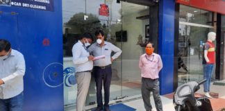 बिना मास्क मिले बैंक कर्मी समेत दुकानदारों के चालान