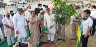 विश्व पर्यावरण दिवस पर वन मंत्री कंवर पाल ने किया फलदार पेड़ का पौधारोपन yamunanagar hulchul #YamunanagarHulchul #यमुनानगरहलचल #यमुनानगर_हलचल kanwarpalgujjar MP Kanwar Pall Gujjar #Yamunanagar #यमुनानगर