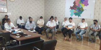 मेयर मदन चौहान व कमिश्नर धर्मवीर सिंह ने ली निगम ठेकेदारों की बैठक yamunanagar hulchul यमुनानगर हलचल (1)