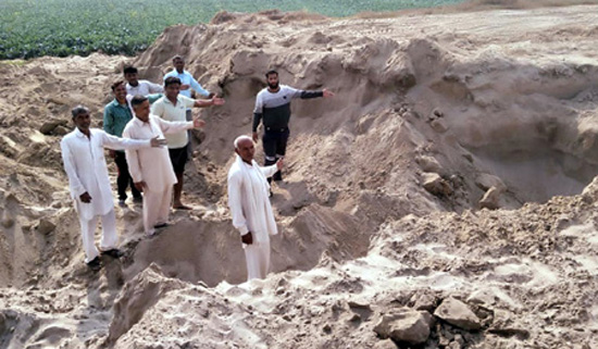 Yamunanagar : गांव के ही व्यक्ति ने खोद डाली पडोसी किसान की जमीन