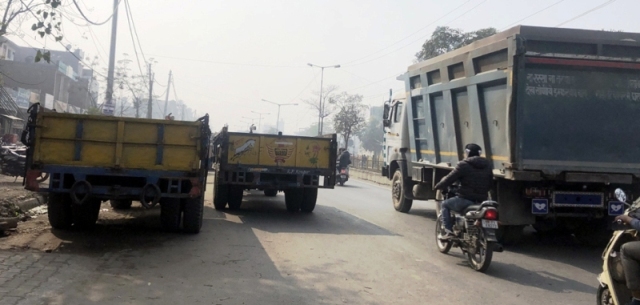 Yamunanagar : हाइवे के बीचों बीच खड़ी कर देते हैं ट्रैक्टर ट्राली, यातायात प्रभावित होता रहे कोई परवाह नहीं