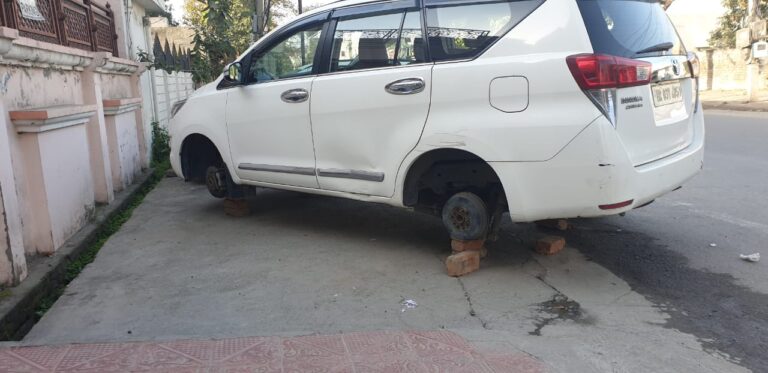 Yamunanagar : घर के बाहर खड़ी थी सोना कारोबारी की इनोवा, चोरों ने चुराए 2 एलाय व्हील