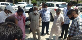 Yamunanagar : मॉडल टाउन में विधायक व मेयर ने टाइलों को उखाड़ जांची गुणवत्ता mayor yamunanagar, nagar nigam yamunanagar jagadhri, yamunanagar, yamunanagar hulchul, yamunanagar news, digital yamunanagar, yamunanagar district, about yamunanagar, ravinder punj