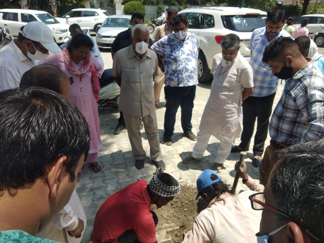 Yamunanagar : मॉडल टाउन में विधायक व मेयर ने टाइलों को उखाड़ जांची गुणवत्ता