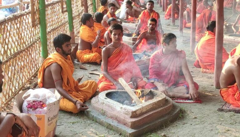 Amadalpur : 100 कुंडीय यज्ञ कथा भागवत कथा में आए दिन बढ़ रहे श्रद्धालु