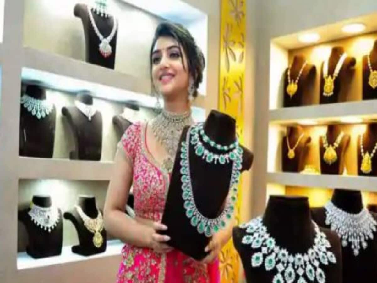 Gold Price Review: इस हफ्ते सोने से 8 गुना तेज गिरे चांदी के भाव, गोल्ड अभी भी 2400 रुपये सस्ता